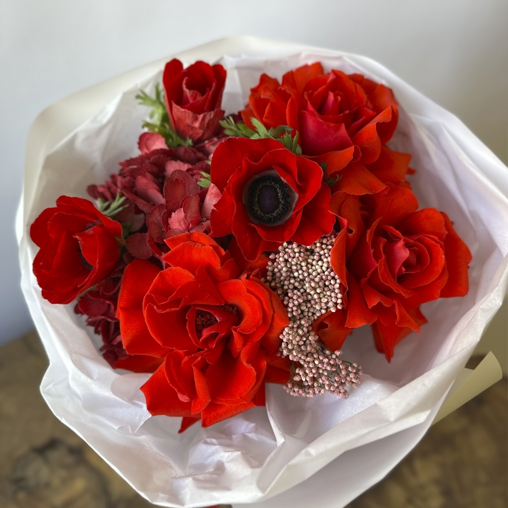Весна #66 Яркий алый букет с анемонами