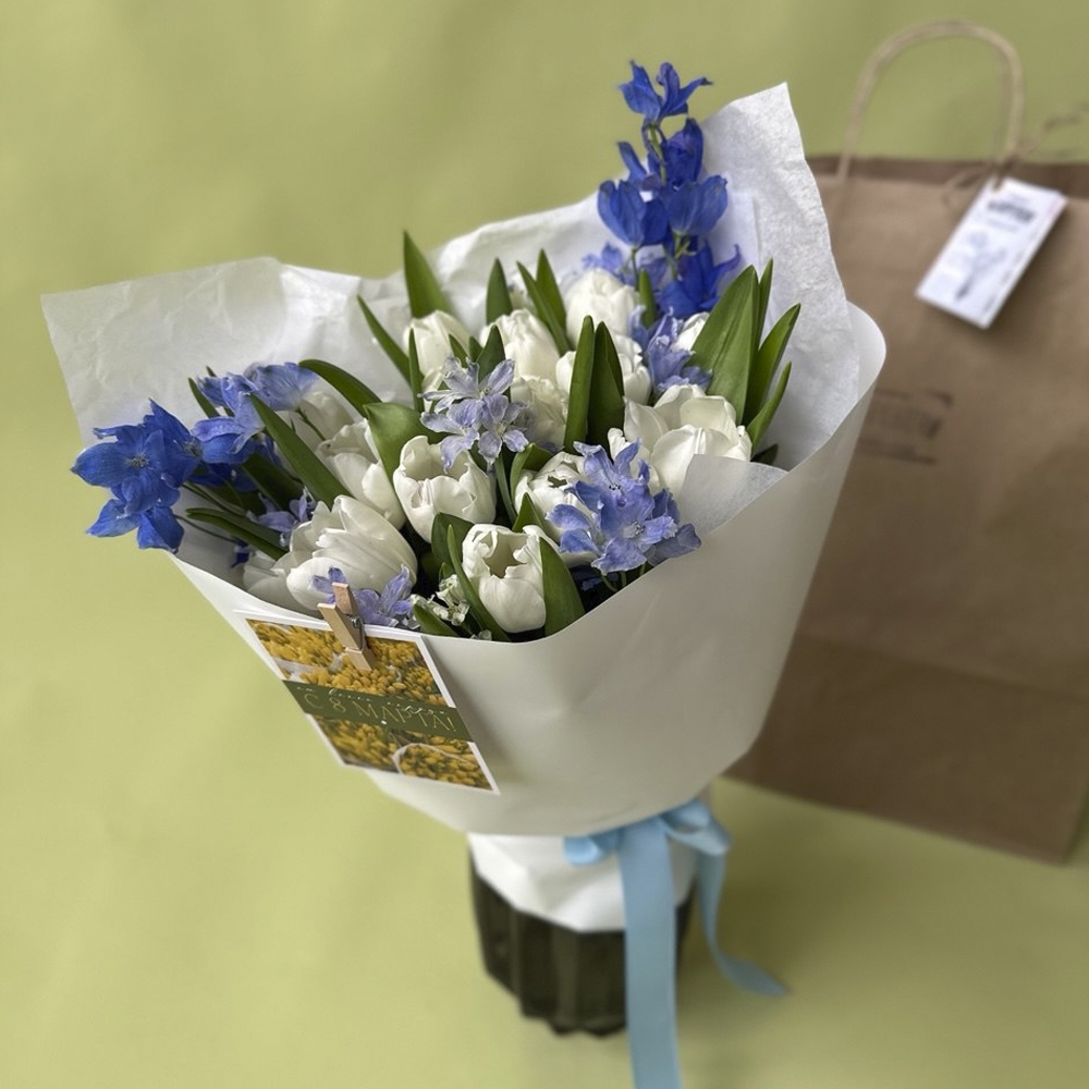 Весна #75 Букет белых тюльпанов и дельфиниума