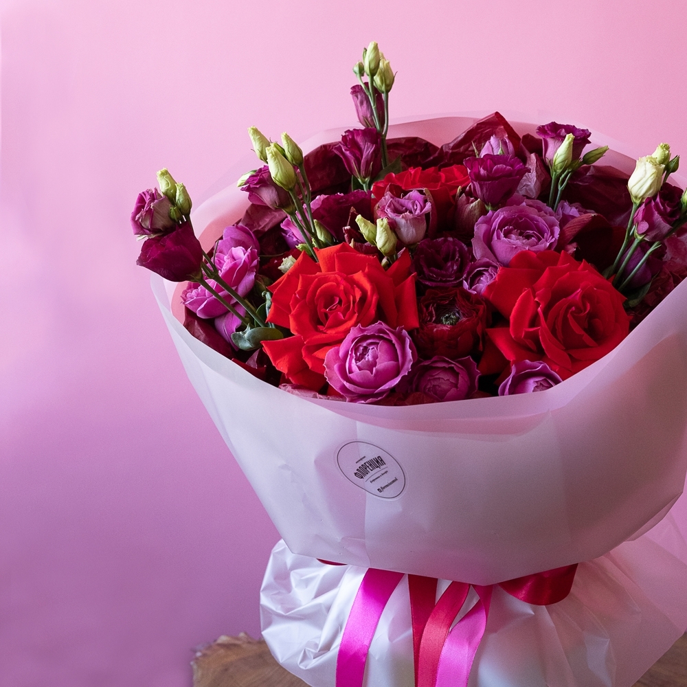 Букет - 134 Яркий красивый сборный букет с французскими розами и ранункулюсами