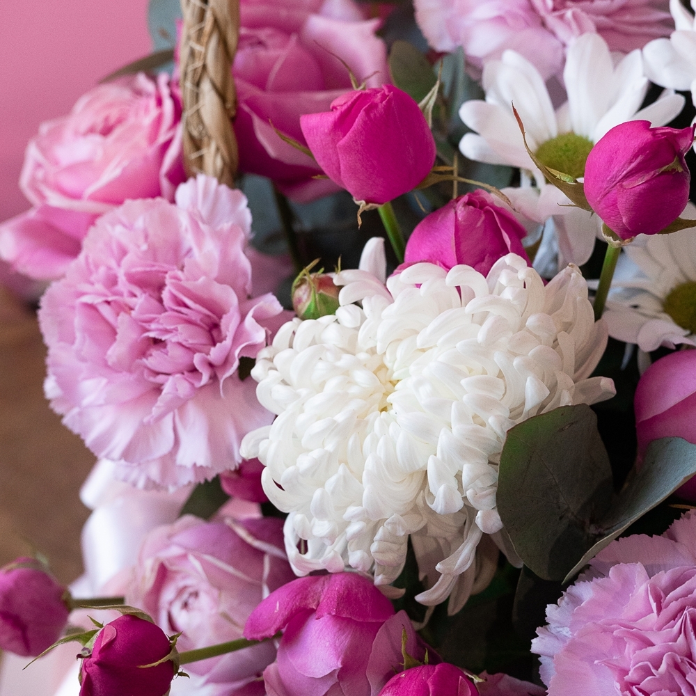 Букет - 141 Композиция цветов в плетеном кашпо