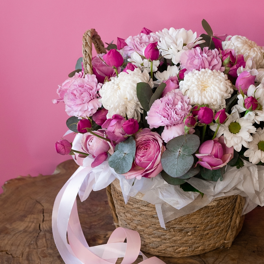 Букет - 141 Композиция цветов в плетеном кашпо