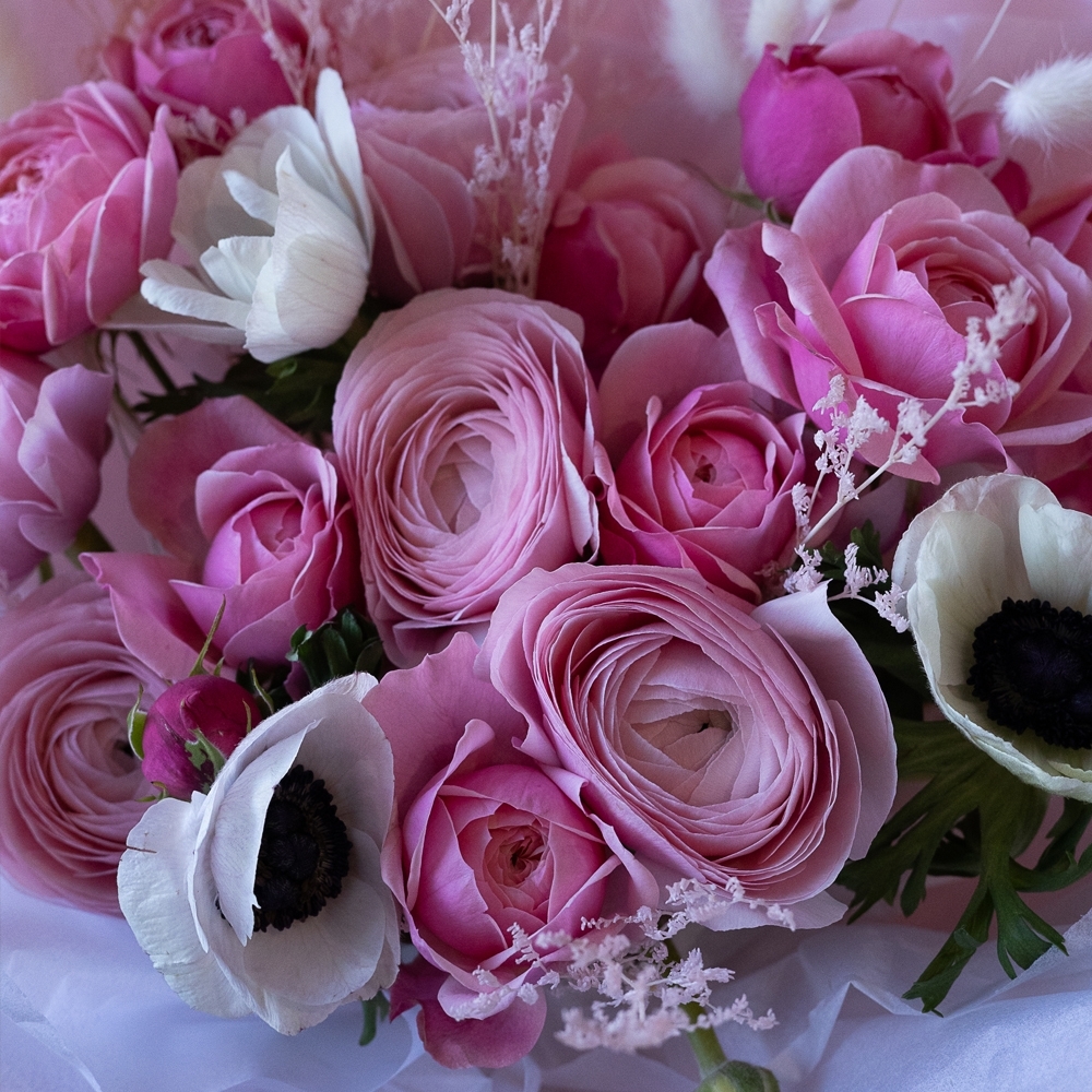 Букет - 136 Роскошный букет с анемонами, ранункулюсами, пионовидной розой