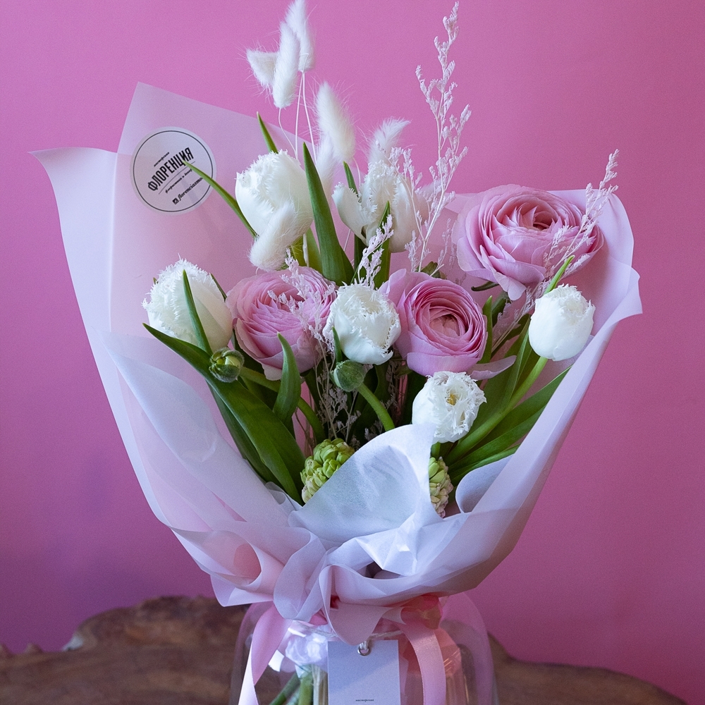 Букет - 137 Нежный весенний букет с ранункулюсами и тюльпанами