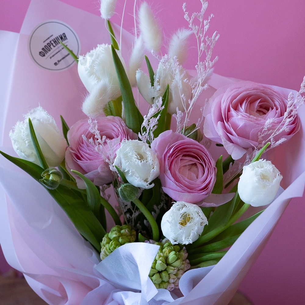 Букет - 137 Нежный весенний букет с ранункулюсами и тюльпанами