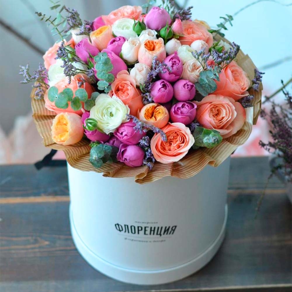Цветочная композиция -14 Яркий букет пионовидных роз в большой шляпной коробке