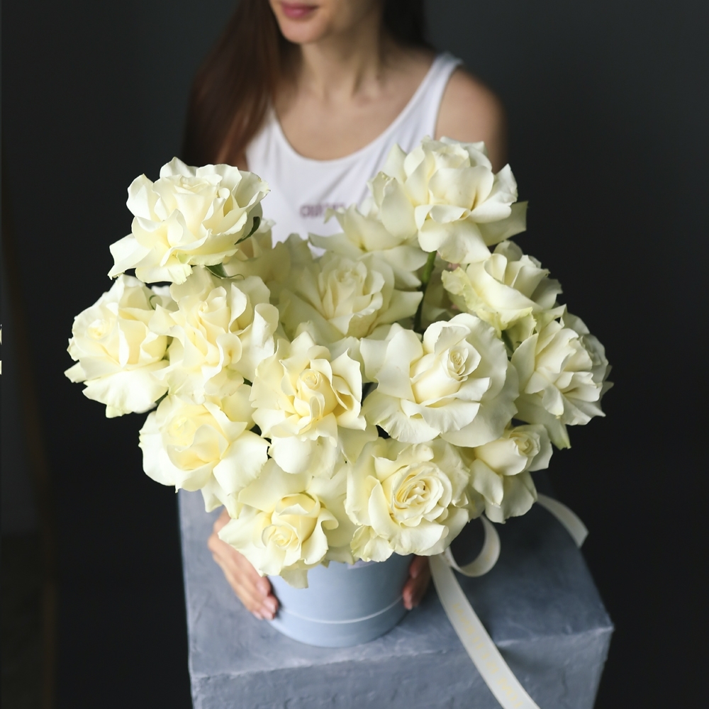 Love is #18 Букет шикарных белых роз в шляпной коробке