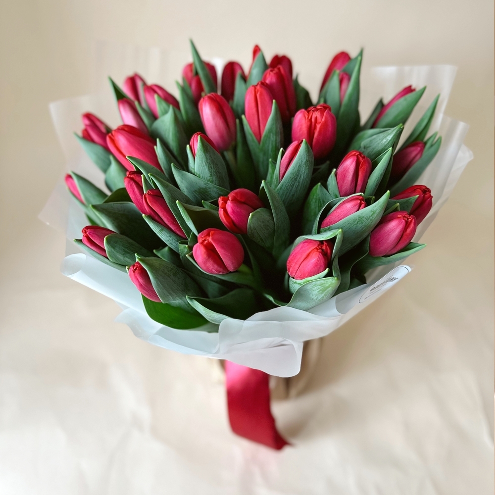 Весна #48 букет красных тюльпанов 35 шт