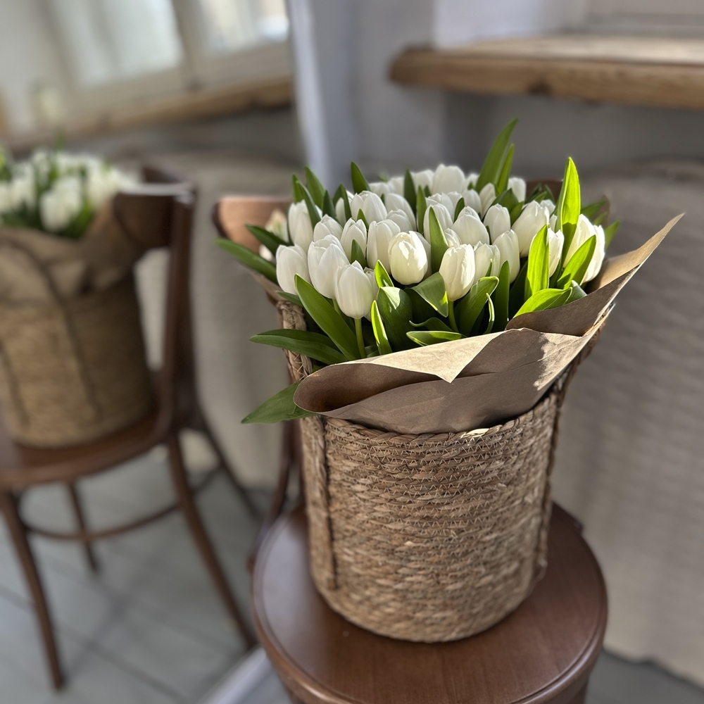 Весна #54шикарная корзина белых тюльпанов 75 шт
