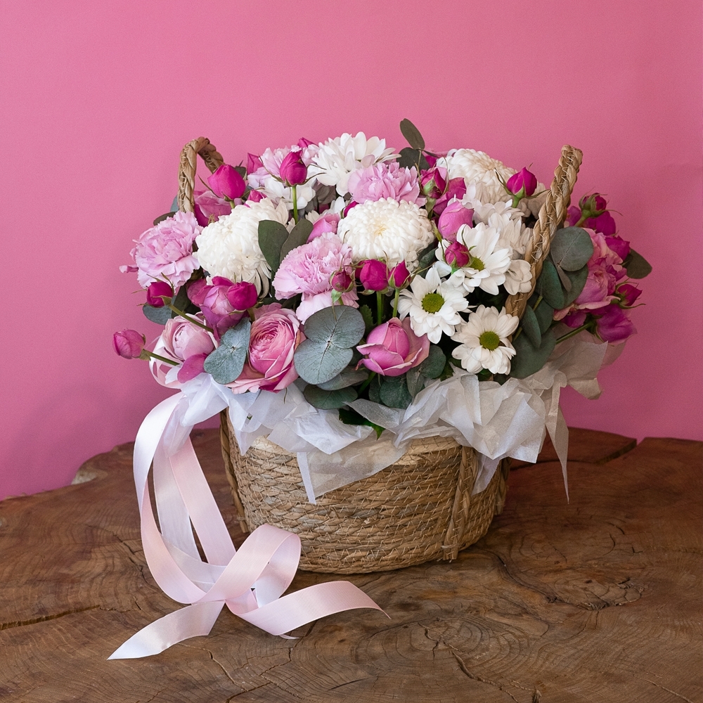 Букет - 141 Композиция цветов в плетеном кашпо