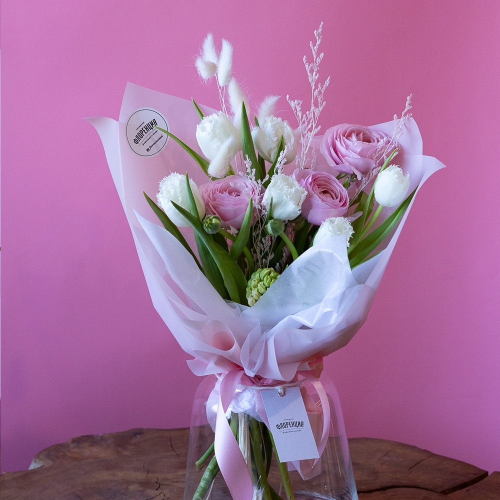 Букет - 137 Нежный весенний букет с ранункулюсами и тюльпанами