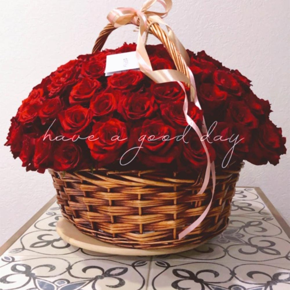 Цветочная композиция -17 Большая корзина красных роз с крупным бутоном