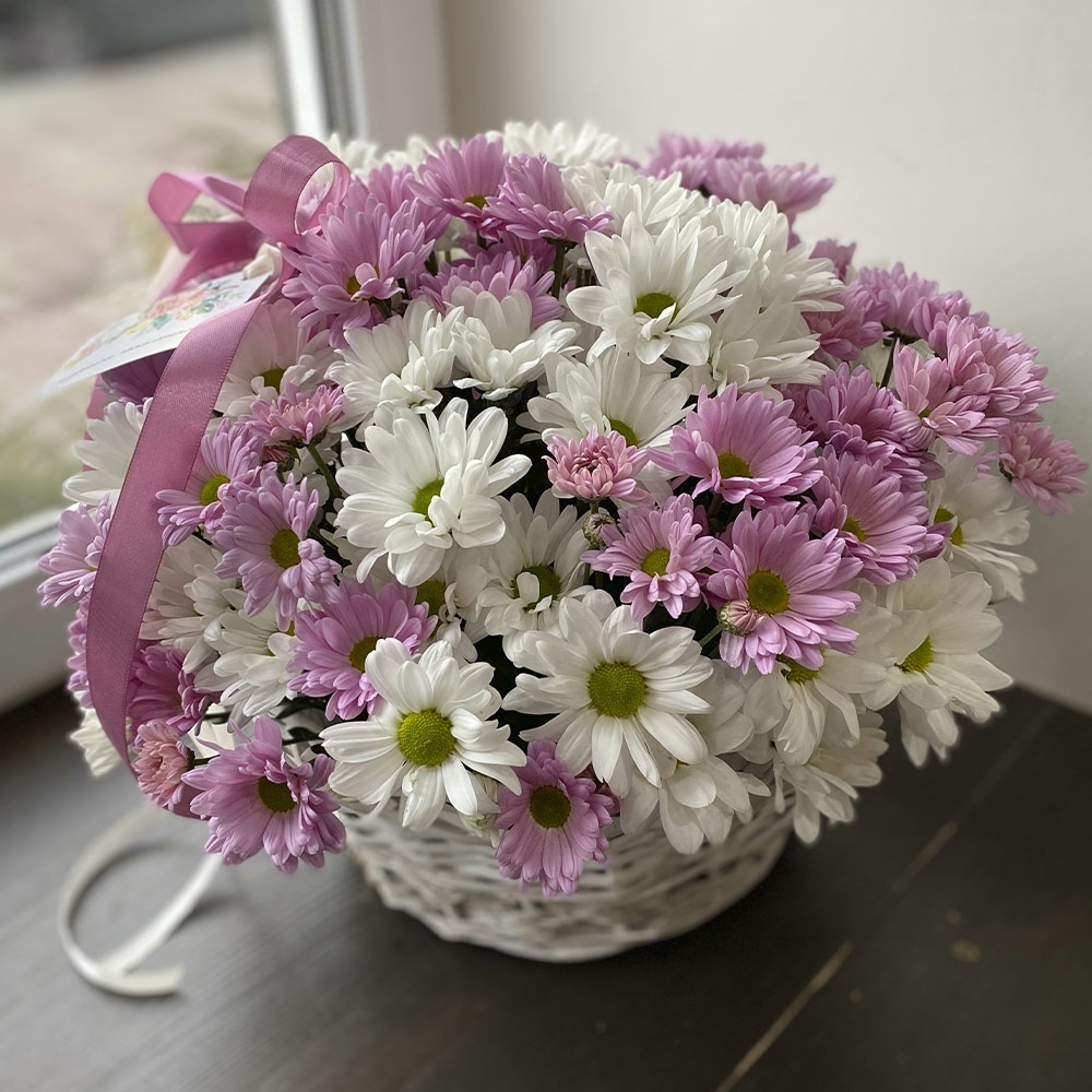 Цветочная композиция -30 Корзина белых и розовых кустовых хризантем