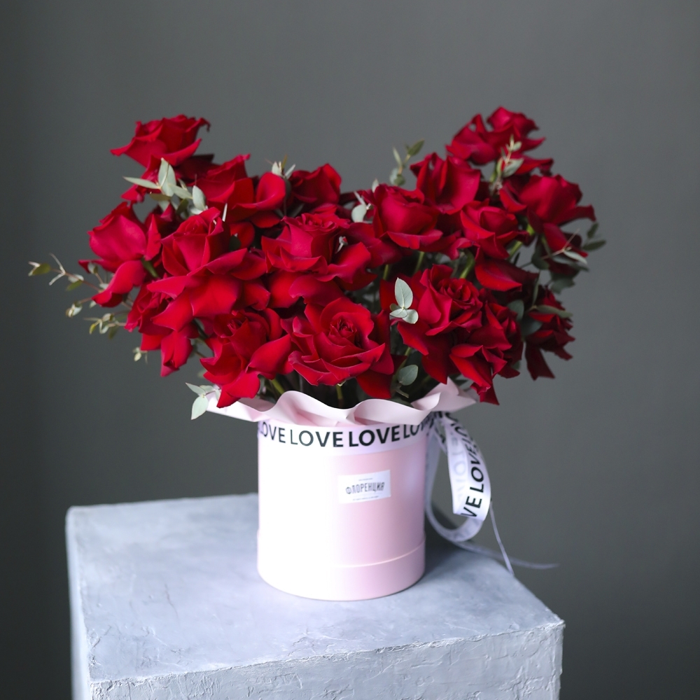 Love is #17 Букет шикарных красных роз в шляпной коробке