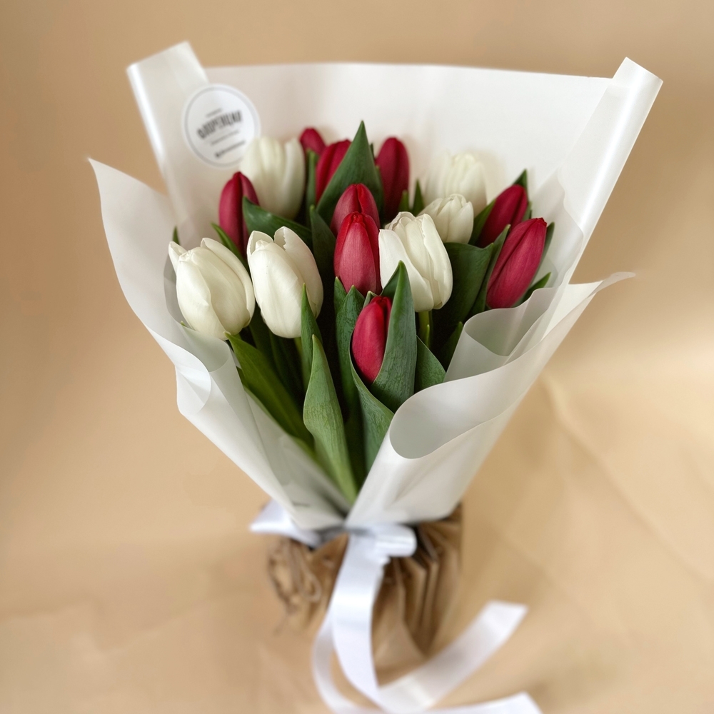 Весна #46 Микс красных и белых тюльпанов 15 шт