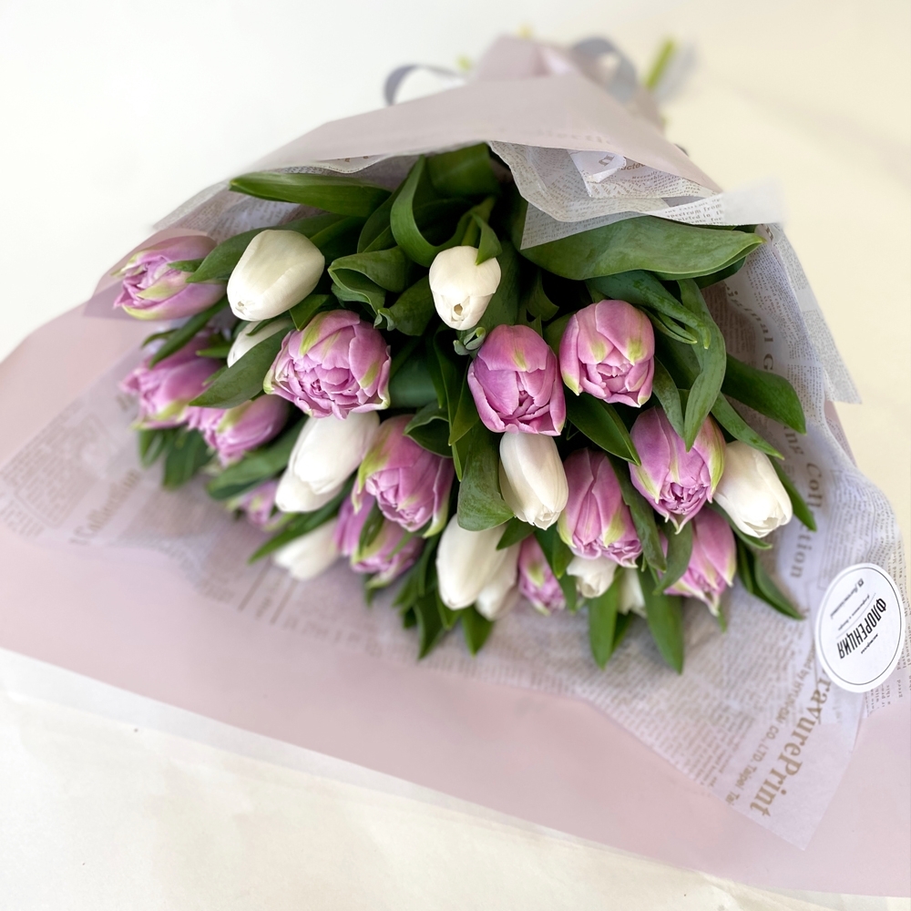 Весна #10 Микс белых и лавандовых тюльпанов класса премиум 25 шт