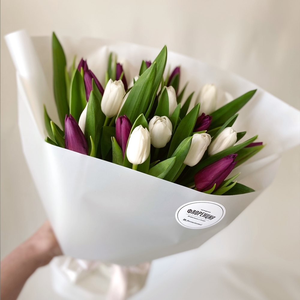 Весна #26 Букет белых и фиолетовых тюльпанов 25 шт